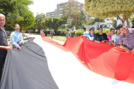 بطل العالم للسباحة لذوي القدرات الخاصة يدشن اطول علم لمصر بطول 5 كيلو