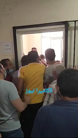 رغم تحذيرات كورونا … زحام شديد فى سجل مدنى السويس وصحة السويس