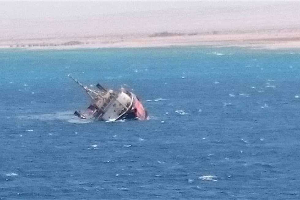 تفاصيل غرق سفينة بترولية برأس غارب… القبطان رفض المغادرة قبل طاقمه فلقى مصرعه